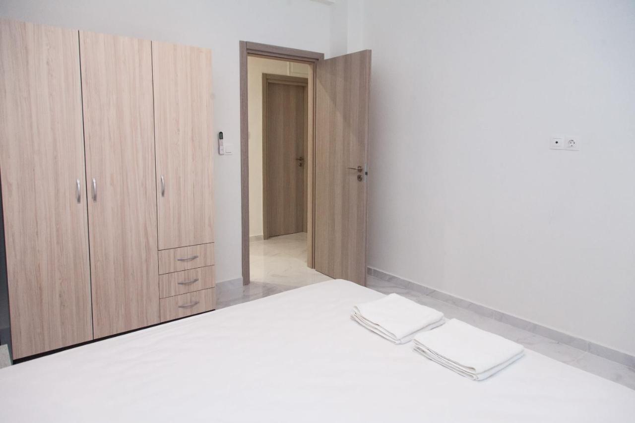 Modern 3-Bedroom Apartment Next To Koridallos Square ピレウス エクステリア 写真